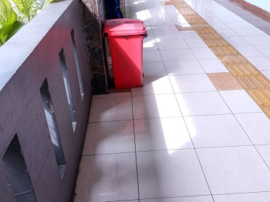 Kırmızı çöp kutusu, içi plastik dolu çöp kutusu.