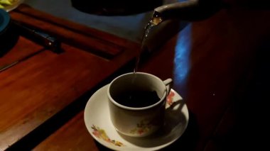 Klasik bir fincanda kahve yapma süreci, gece lambası.