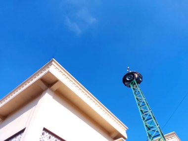 Cami hoparlörü kulesi. Bir cami kulesinde minare ve hoparlörler dua çağrılarını yayınlıyor..