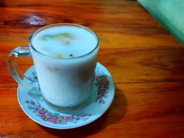 Ginger Tea Adrak Chai baharatlı Hint çayı. Adrak wali Chai. Süt limonlu zencefilli çay, bal, su. Sağlık ve tıbbi gıda takviyesi. Ayurveda ev yapımı ilaç. Sağlıklı yaşam biçimleri.