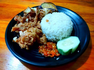 Bir kase Hawaii usulü tavuk pilavı.