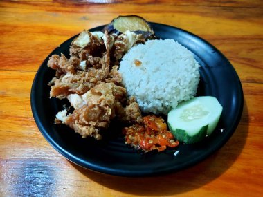 Bir kase Hawaii usulü tavuk pilavı.