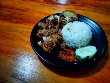 Bir kase Hawaii usulü tavuk pilavı.