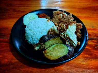 Bir kase Hawaii usulü tavuk pilavı.