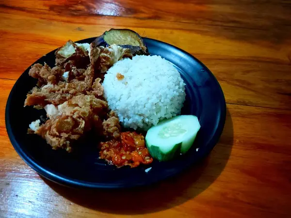 Bir kase Hawaii usulü tavuk pilavı.