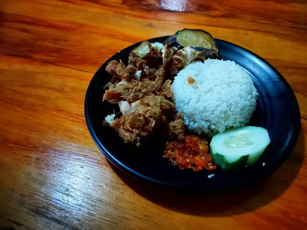 Bir kase Hawaii usulü tavuk pilavı.