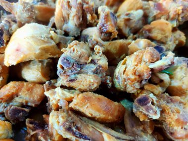 Ev yapımı kızarmış tavuk, bisküvi ve patates püresi.