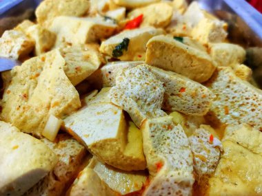 Mapo Tofu - Tofu ve acılı fasulye ezmesi, mayalanmış kara fasulye, acı biber yağı ve taze soğanla süslenmiş domuz kıyması. Beyaz buğulanmış pirinç ile servis edilir..