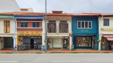 Singapur - 3 Ocak 2023: Joo Chiat Yolu üzerinde geleneksel Çin Peranakan mimarisi ile antika, güzel dükkanların ön çekimi