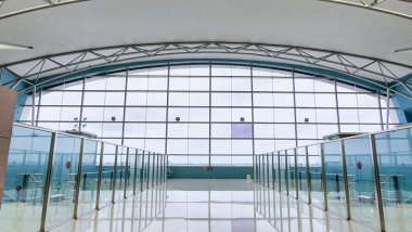 Jakarta 31 Aralık 2022: 3 numaralı Soekarno Hatta Uluslararası Havalimanı Kapıları 'nda piste bakan büyük cam pencere. uzay çerçeveli kavisli çatı çelik yapı, cam bariyer parmaklık
