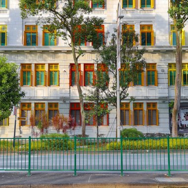 Singapur Ocak 01 2023: Singapur 'daki Old Hill Street Polis Merkezi Tarihi Binası' nın ön çekimi. Renkli Windows panjurlu Neo-Klasik Biçim Binası.