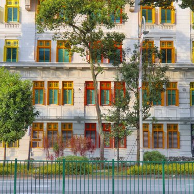 Singapur Ocak 01 2023: Singapur 'daki Old Hill Street Polis Merkezi Tarihi Binası' nın ön çekimi. Renkli Windows panjurlu Neo-Klasik Biçim Binası.