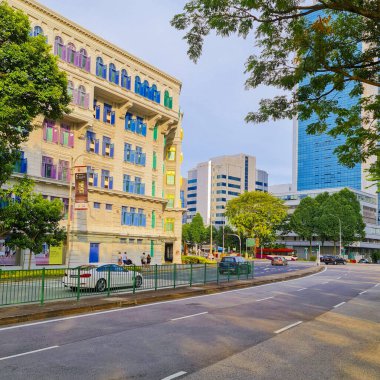 Singapur Ocak 12023: Singapur 'daki Old Hill Caddesi Polis Merkezi Tarihi Binası. Renkli Windows panjurlu Neo-klasik Style Building. River Valley Yolu 'ndan