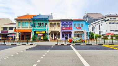 Singapur, 3 Ocak 2023: Doğu Yakası Yolu 'ndaki renkli geleneksel Çin binaları