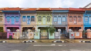 Singapur - 3 Ocak 2023 - Joo Chiat Yolu üzerinde bir dizi geleneksel Çin ev mimarisi