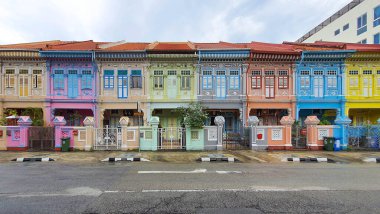 Singapur - 3 Ocak 2023 - Joo Chiat Yolu üzerinde bir dizi geleneksel Çin ev mimarisi