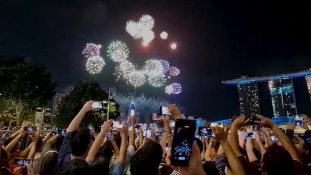Singapore Januari 2023 Vuurwerk Marina Bay Sands Oudejaarsavond Menigten Juichen — Stockvideo