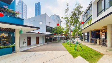 Jakarta, Endonezya - 22 Ağustos 2023: Bir Satrio açık hava Strip Mall, birçok renkli restoran kafe ve manzara ağaçları ile perakende satılan bir yer.