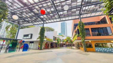 Cakarta Endonezya 22 Ağustos 2023: Parlak güneşli bir günde bir Satrio Outdoor alışveriş merkezinin kaplanmış yolu ve bir dizi restoran, dükkan ve kafe, renkli fenerler