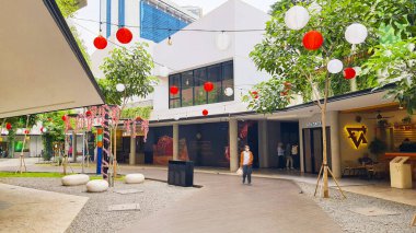 Jakarta, Endonezya - 22 Ağustos 2023: Bir Satrio açık hava Strip Mall, birçok renkli restoran kafe ve manzara ağaçları ile perakende satılan bir yer.