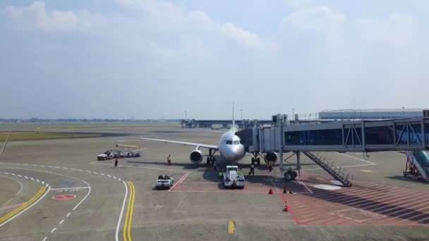 Jakarta Říj 2023 Komerční Letadlo Připojené Terminálovému Mostu Když Letištní — Stock video