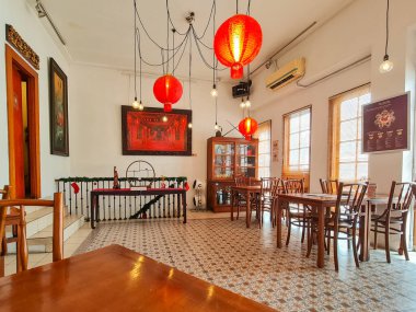 Jakarta Endonezya 10 Aralık 2023: Bir çay evinin içi. Geleneksel Çin tarzı iç mekan. Ahşap sandalye ve masalar. Fenerler ve dekorasyonlar. peranakan yaşam tarzı