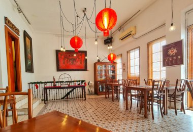 Jakarta Endonezya 10 Aralık 2023: Bir çay evinin içi. Geleneksel Çin tarzı iç mekan. Ahşap sandalye ve masalar. Fenerler ve dekorasyonlar. peranakan yaşam tarzı