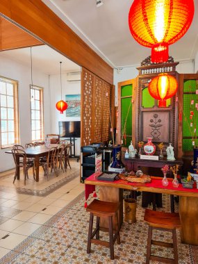 Jakarta Endonezya 10 Aralık 2023: Bir çay evinin içi. Geleneksel Çin tarzı iç mekan. Ahşap sandalye ve masalar. Fenerler ve dekorasyonlar. peranakan yaşam tarzı