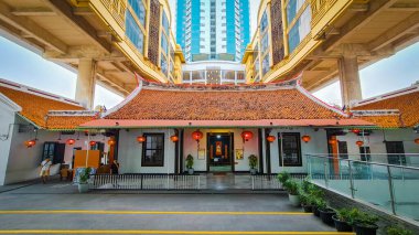 Jakarta 10 Aralık 2023: Eski bir Çinli binbaşının evi olan Candra Naya Binası 'nın dışı müzeye dönüştü. Modern apartman yapısıyla çevrili geleneksel Çin mimarisi. fenerler