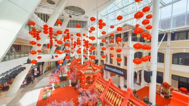 Penang Malezya 12 Ocak 2024: Bir alışveriş merkezi avlusunda Çin Yeni Yıl Şenliği süsleri. Tavandan sarkan renkli fenerler. Gurney Paragon Alışveriş Merkezi. Çin tarzı pavyon çardağı sahnesi