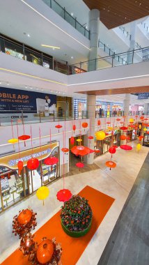 Penang Malezya 12 Ocak 2024: Bir alışveriş merkezi koridorunda Çin Yeni Yıl Şenlikleri. Tavandan sarkan renkli fenerler. Gurney Paragon Alışveriş Merkezi. Lüks İsviçre Saat Dükkanları