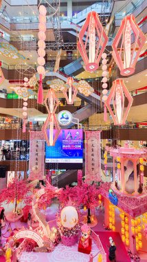 Penang Malezya 15 Ocak 2024: Bir alışveriş merkezi koridorunda Çin Yeni Yıl Şenlikleri. Tavandan sarkan fenerler. Gurney Plaza Alışveriş Merkezi. Pembe ejderha ve kiraz ağaçları.