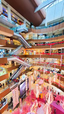 Penang Malezya 15 Ocak 2024: Bir alışveriş merkezi koridorunda Çin Yeni Yıl Şenlikleri. Tavandan sarkan fenerler. Gurney Plaza Alışveriş Merkezi. Pembe ejderha ve kiraz ağaçları.