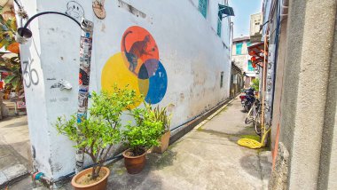 Penang Malezya 20 Ocak 2024: George Town, Ermeni Caddesi 'nde beyaz bir duvarda renkli daireler çizmiş bir fareyi kovalayan kedi. Ünlü fotoğraf hedefi sanat eserleri