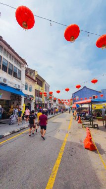 Penang Malezya 20 Ocak 2023: Ermeni Caddesi George Town Çin Yeni Yılı yakınları. Şenlik havası, kırmızı fenerler bir ipte asılı..