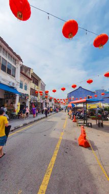 Penang Malezya 20 Ocak 2023: Ermeni Caddesi George Town Çin Yeni Yılı yakınları. Şenlik havası, kırmızı fenerler bir ipte asılı..