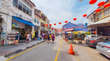 Penang Malezya 20 Ocak 2023: Ermeni Caddesi George Town Çin Yeni Yılı yakınları. Şenlik havası, kırmızı fenerler bir ipte asılı..