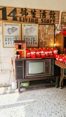 Penang Jan 20 2024: Çeşitli ıvır zıvır ve hediyelik eşya satan eski bir hediyelik eşya dükkanı. Çin Peranakan şeyleri. Ahşap el sanatları aksesuarlar günlük ev eşyaları. Eski TV seti ve ejderha peluşları