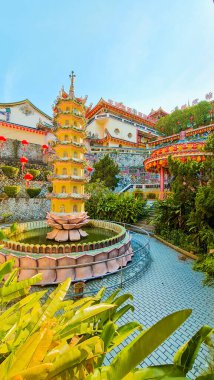 Penang Jan 11 2024: Pagoda ve Pavilion Kek Lok Si Tapınağı avlusunda. Süslü detaylarla geleneksel Çin mimarisi. Renkli fenerler. Güzel bahçe düzenlemesi.
