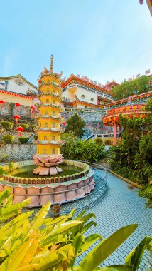 Penang Jan 11 2024: Pagoda ve Pavilion Kek Lok Si Tapınağı avlusunda. Süslü detaylarla geleneksel Çin mimarisi. Renkli fenerler. Güzel bahçe düzenlemesi.