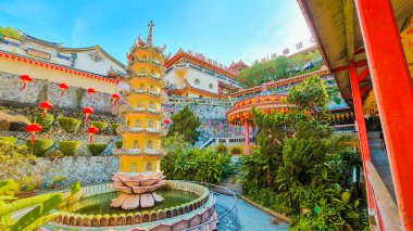 Penang Jan 11 2024: Pagoda ve Pavilion Kek Lok Si Tapınağı avlusunda. Süslü detaylarla geleneksel Çin mimarisi. Renkli fenerler. Güzel bahçe düzenlemesi.