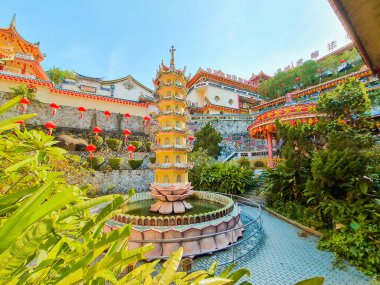 Penang Jan 11 2024: Pagoda ve Pavilion Kek Lok Si Tapınağı avlusunda. Süslü detaylarla geleneksel Çin mimarisi. Renkli fenerler. Güzel bahçe düzenlemesi.