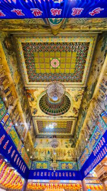 Penang Malezya 11 Ocak 2024: Air Itam George Town 'daki Kek Lok Si Tapınağı. Süslü duvar ve tavan ayrıntıları, Buda heykelleri ve sunaklar, inanılmaz Çin tarzı iç mimari.