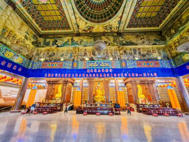 Penang Malezya 11 Ocak 2024: Air Itam George Town 'daki Kek Lok Si Tapınağı. Süslü duvar ve tavan ayrıntıları, Buda heykelleri ve sunaklar, inanılmaz Çin tarzı iç mimari.