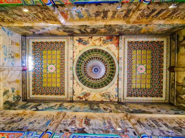 Penang Jan 11 2024: Air Itam George Town 'daki Kek Lok Si Tapınağının tavanına bakın. Süslü duvar ve tavan ayrıntıları, Buda heykelleri ve sunaklar, inanılmaz Çin tarzı iç mimari.