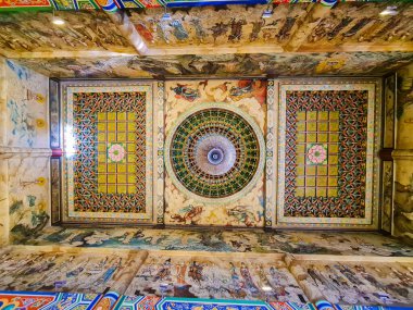 Penang Jan 11 2024: Air Itam George Town 'daki Kek Lok Si Tapınağının tavanına bakın. Süslü duvar ve tavan ayrıntıları, Buda heykelleri ve sunaklar, inanılmaz Çin tarzı iç mimari.