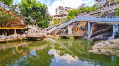 Penang Malezya 11 Ocak 2024: Kek Lok Si Tapınağı 'nın Kurtuluş Gölü' nde huzurlu bir ortam. Çin tarzı bahçe manzarası. Bir sürü kaplumbağa, kemerli köprü ve yemyeşil ağaçlı gölet.