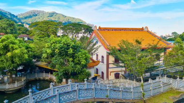 Penang Malezya 11 Ocak 2024: Kek Lok Si Tapınağındaki Özgürlük Göleti yukarıdan görüldü. Sakin ve huzurlu bir ortam. Güzel Çin tarzı bahçe düzenlemesi. Arka planda Penang Tepesi, açık mavi gökyüzü