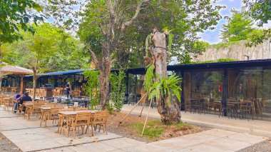 Şehir Ormanı Cipete, birçok restoranı olan bir halk parkı. Ağaçlar güzel bir gölge sağlıyor. Beton ve çakıl döşeme, açık masa ve sandalyeler, yemek ve takılma deneyimi.