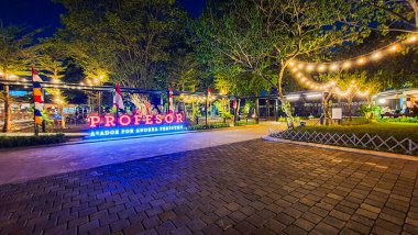 Jakarta 22 Ağustos 2023: Geceleri Şehir Ormanı Cipete 'deki restoranlar, güzel ışıklandırma, perili ışıklar, kaldırım taşı patikası, verimli peyzaj, açık hava piknik masaları. Parkta yemek yemek.